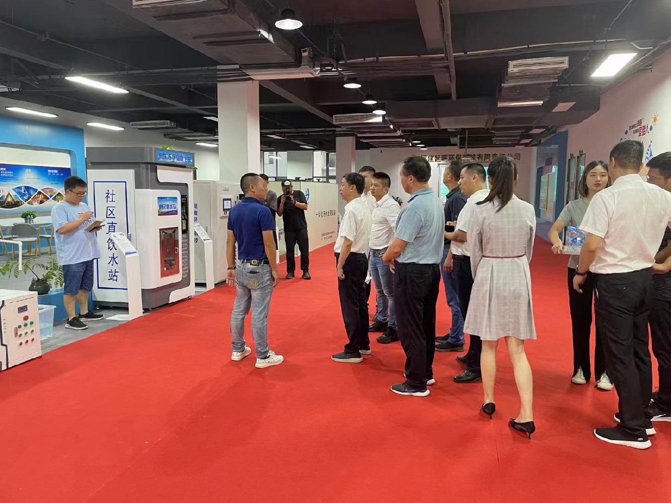 福清市人民政府吴永忠市（左三）来福建延晖环保科技有限责任公司参观